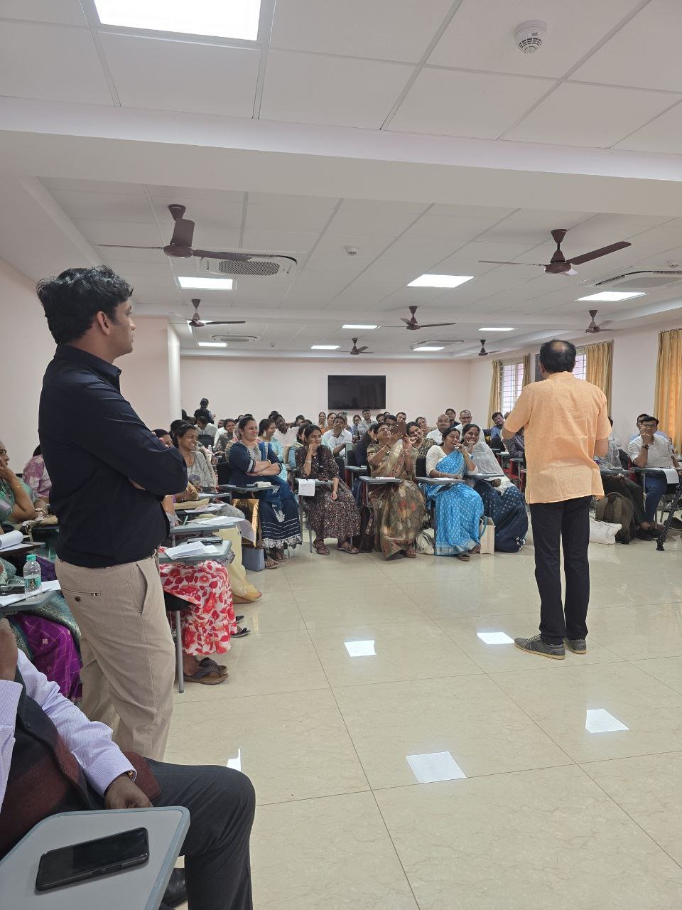 Vedhan Sri teaching a hall of practitioners
